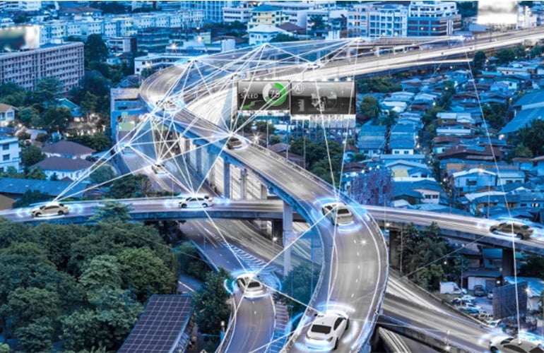 黄昏時の都市部を舞台に、交通量や速度データを高速道路にデジタルでオーバーレイ表示するスマートシティ。
